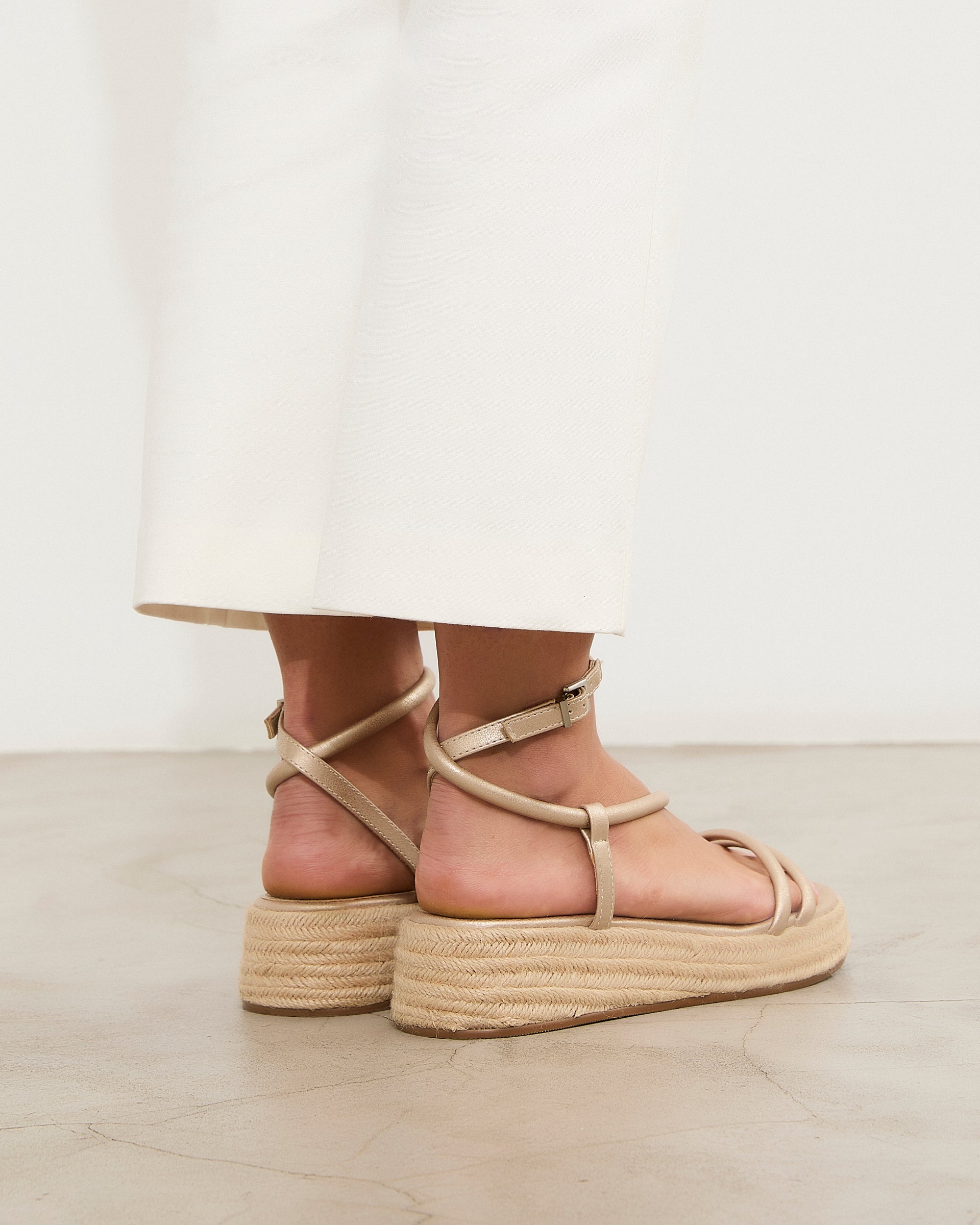 MIM Plataforma baja CHIKO DORADO