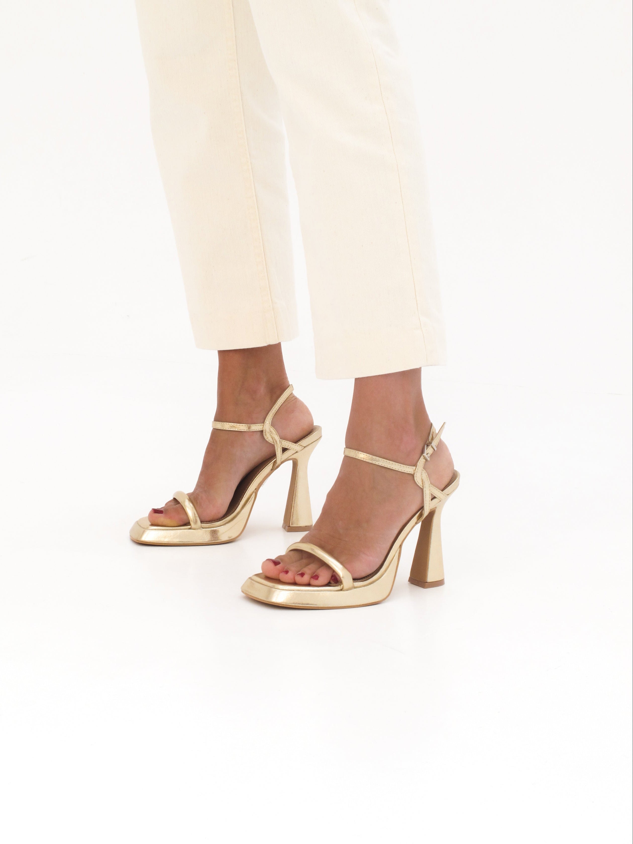 MIM Sandalia de tacón ALAIA DORADO