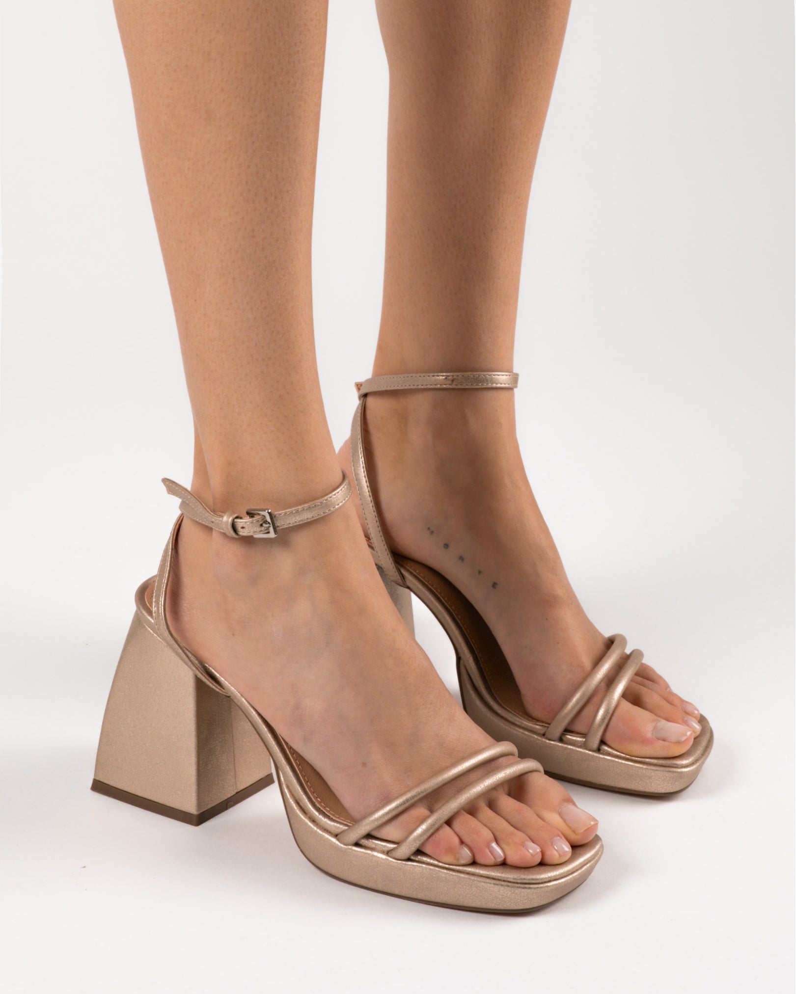 MIM Sandalia de tacón BOB DORADO