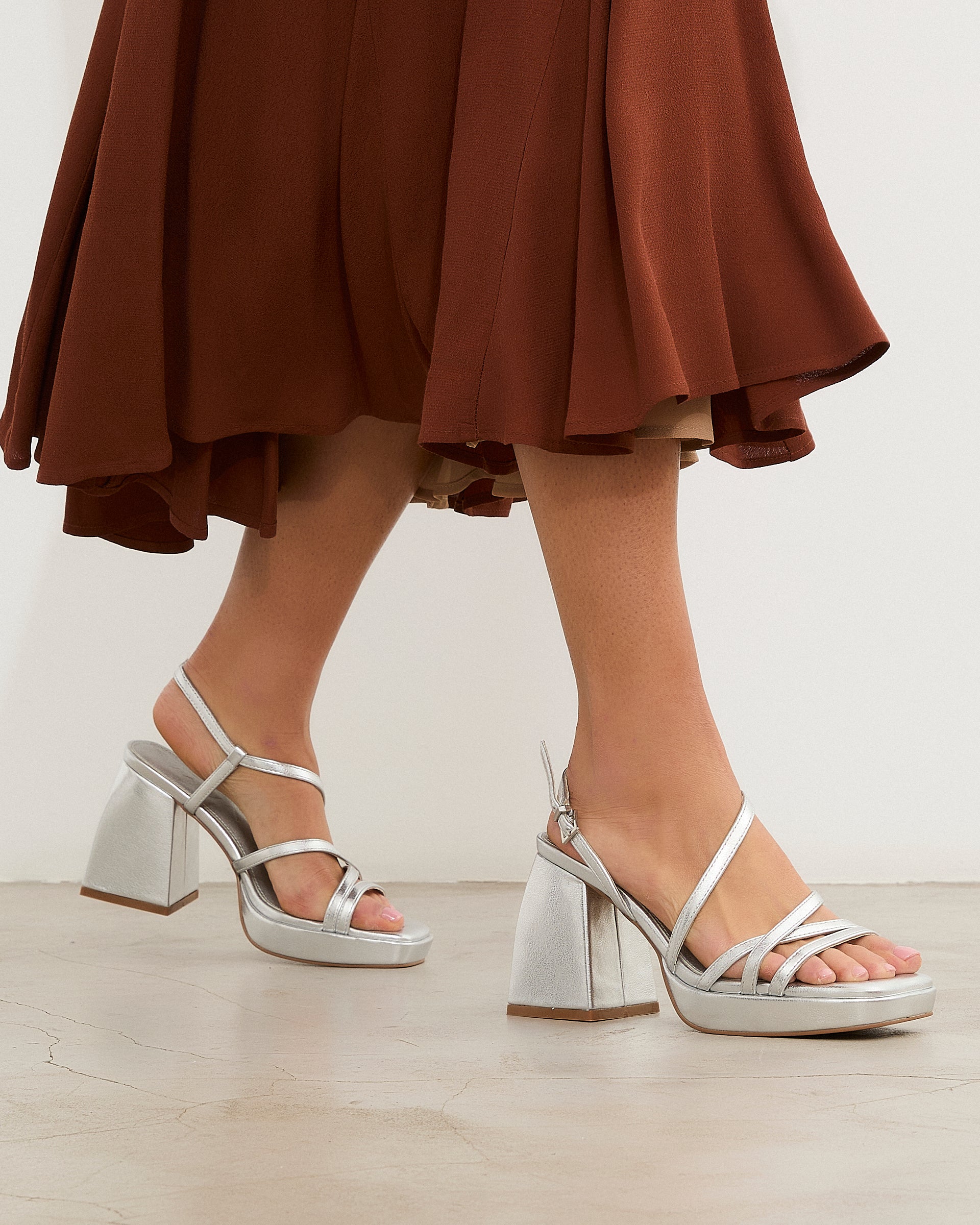 MIM Sandalia de tacón CORA PLATA