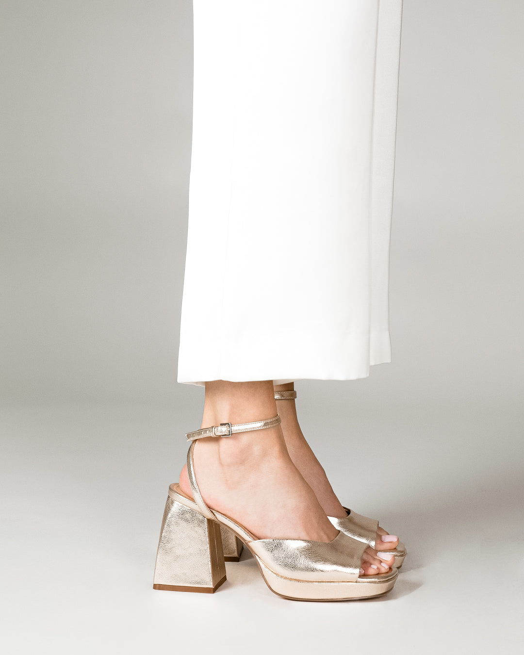 MIM Sandalia de tacón ELARA DORADO