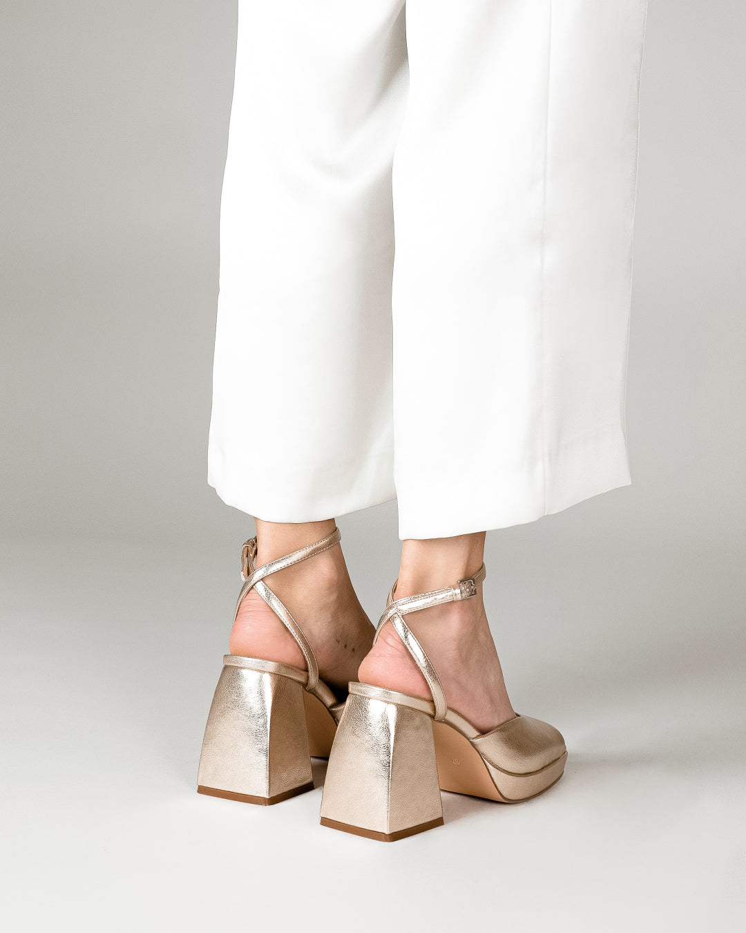 MIM Sandalia de tacón ELARA DORADO