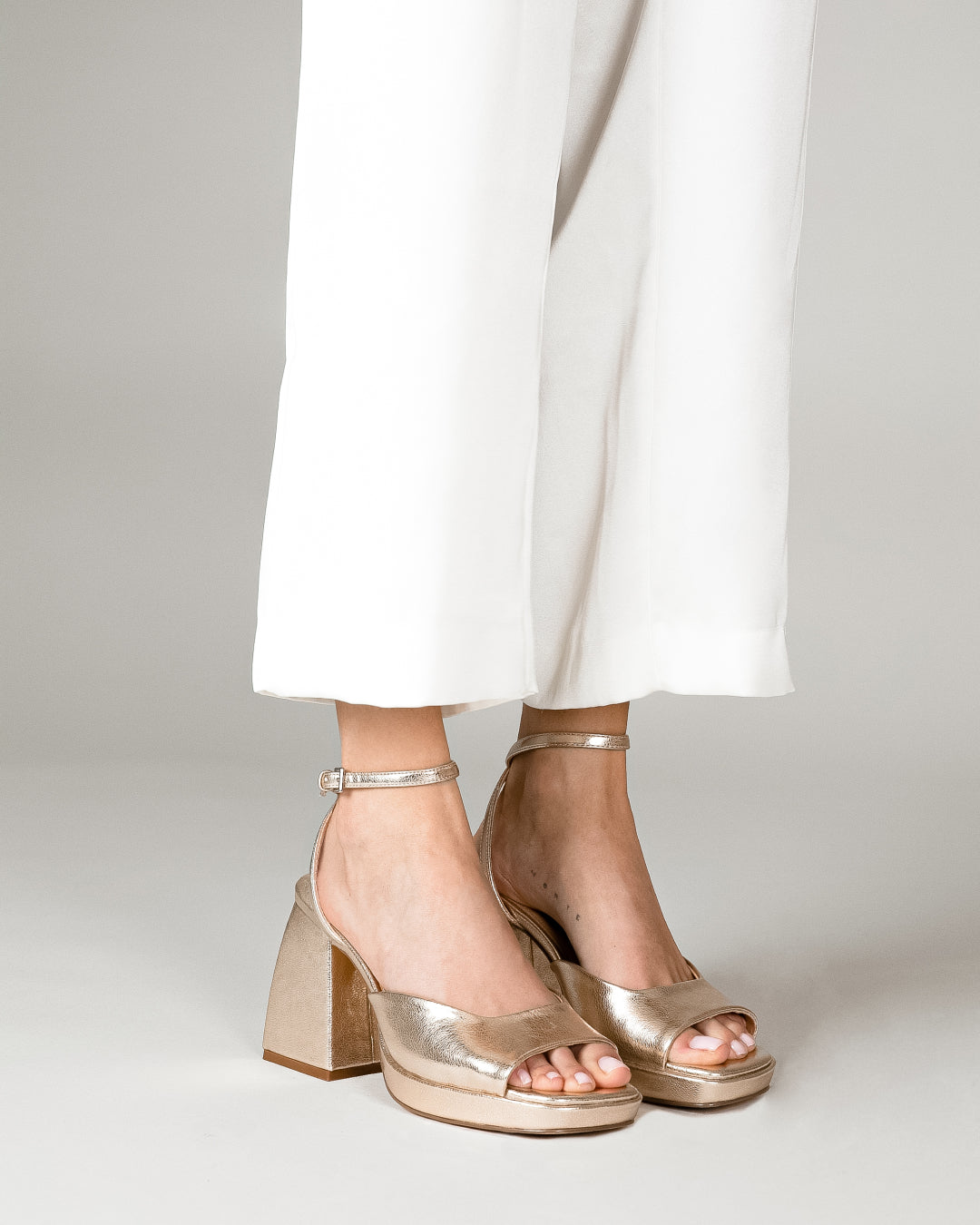 MIM Sandalia de tacón ELARA DORADO