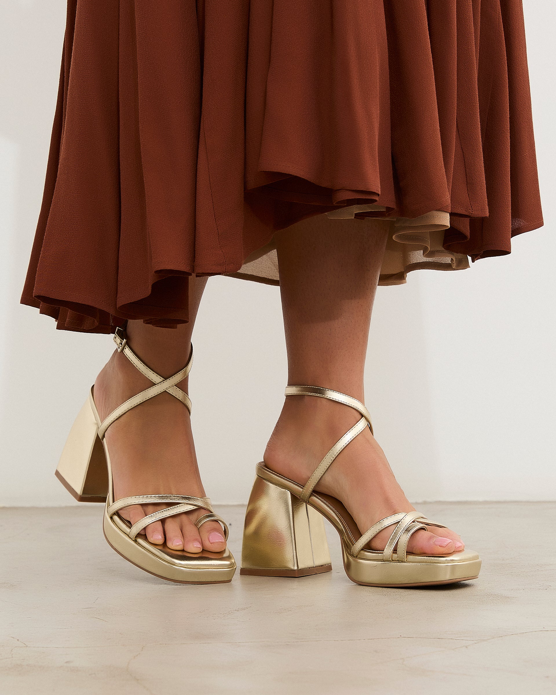 MIM Sandalia de tacón ENOA DORADO