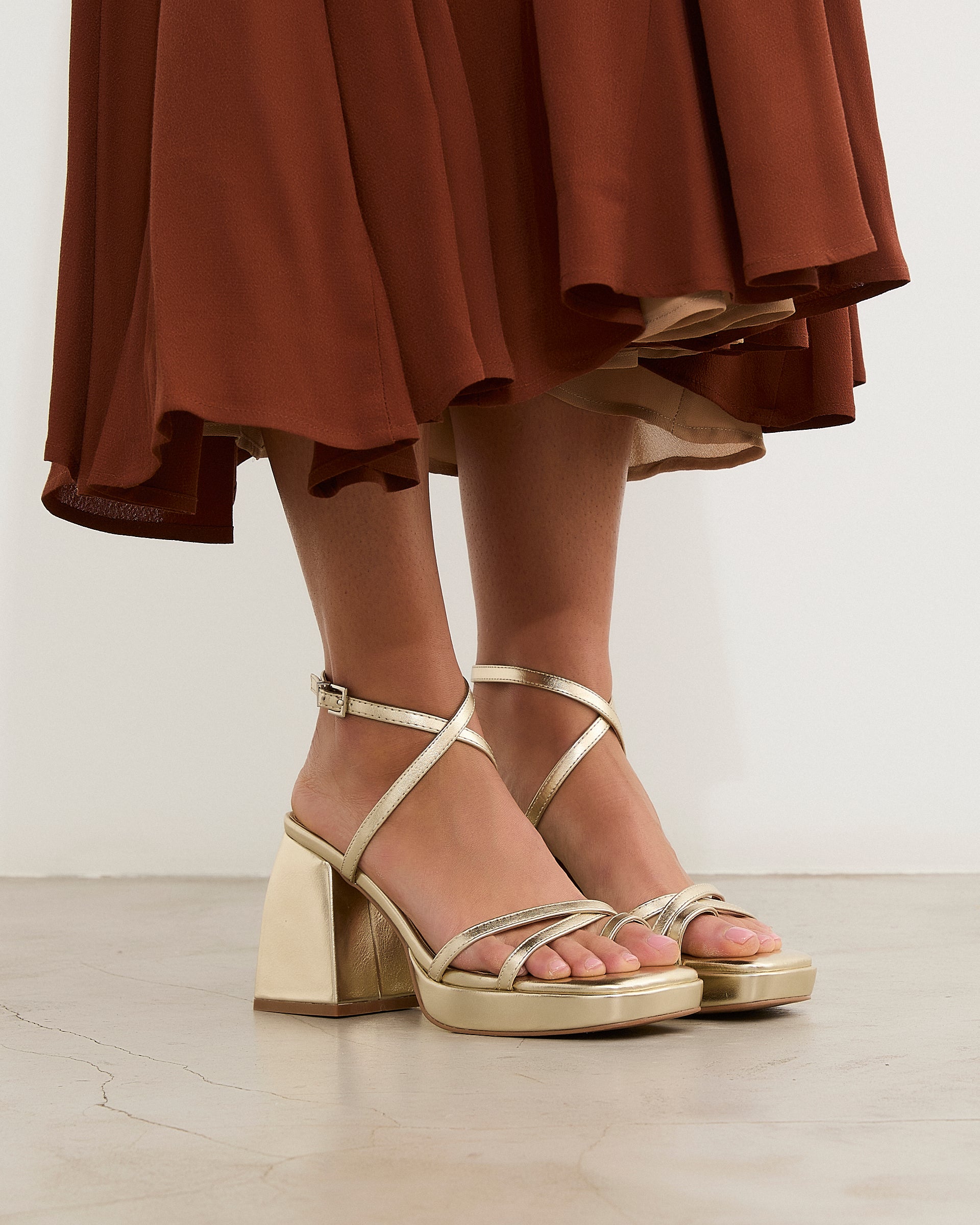 MIM Sandalia de tacón ENOA DORADO