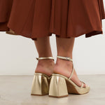 MIM Sandalia de tacón ENOA DORADO