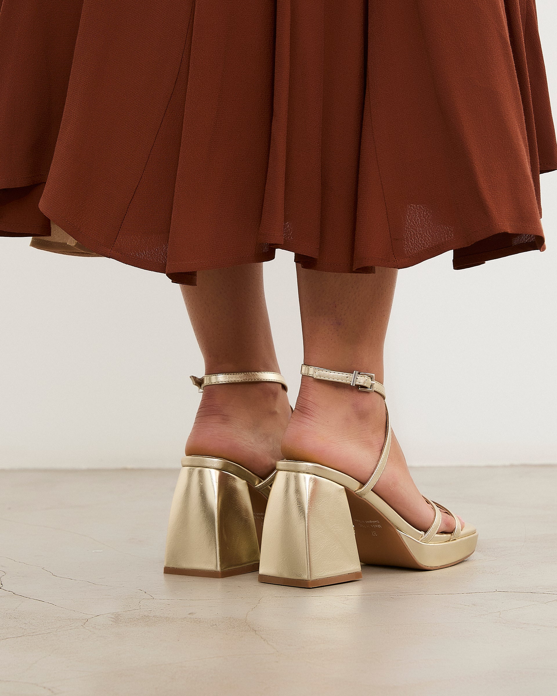 MIM Sandalia de tacón ENOA DORADO