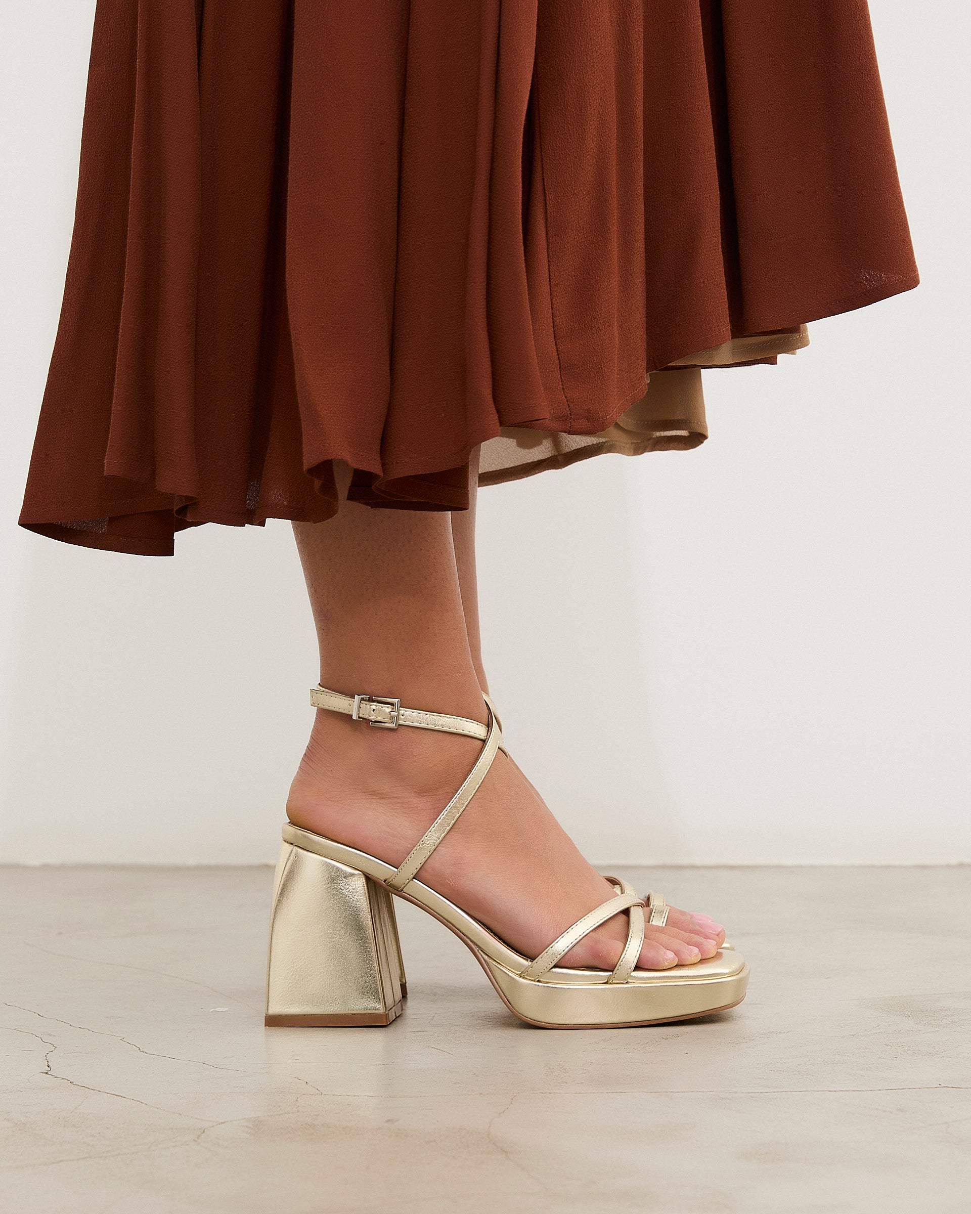 MIM Sandalia de tacón ENOA DORADO