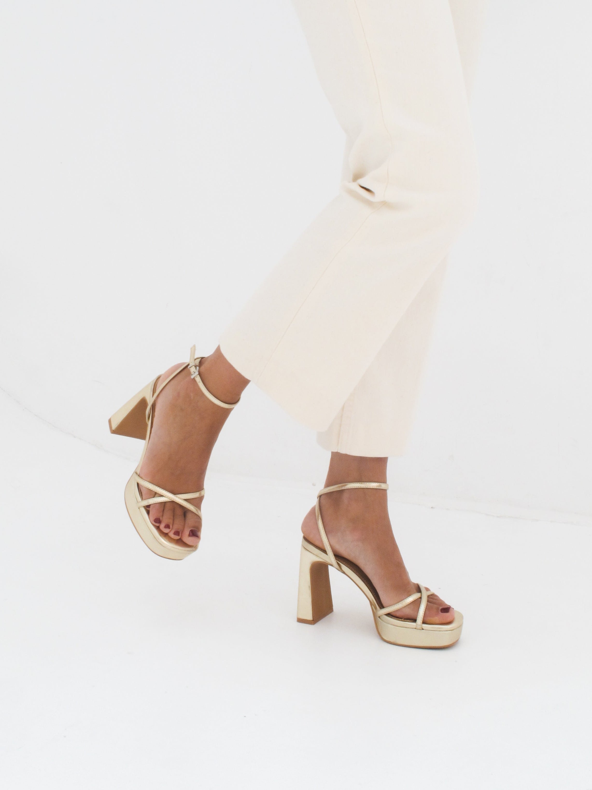 MIM Sandalia de tacón GRETA DORADO