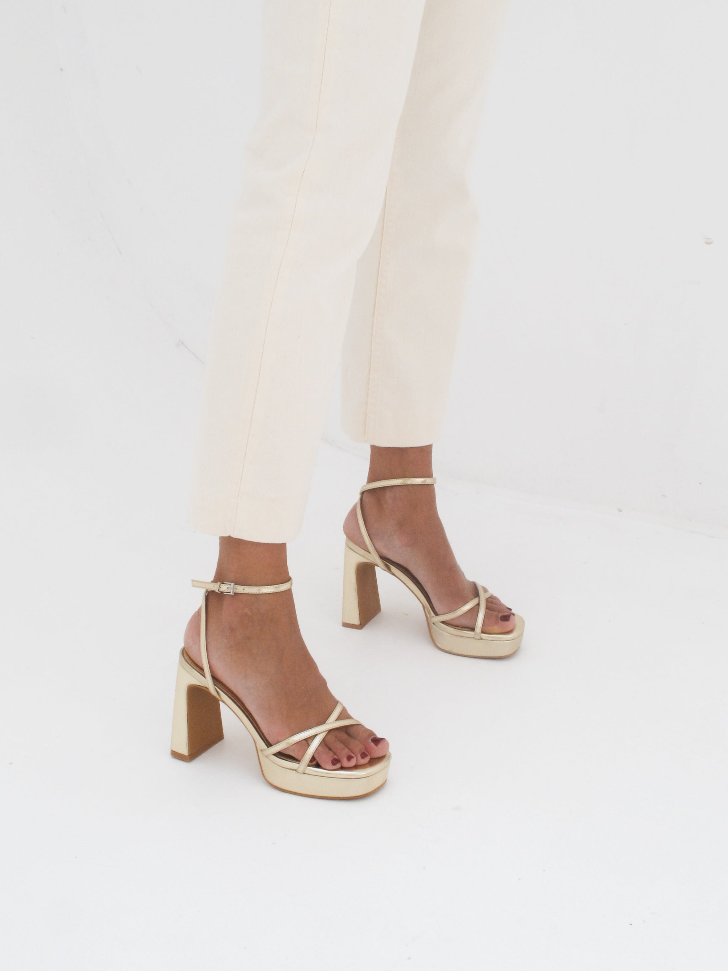 MIM Sandalia de tacón GRETA DORADO