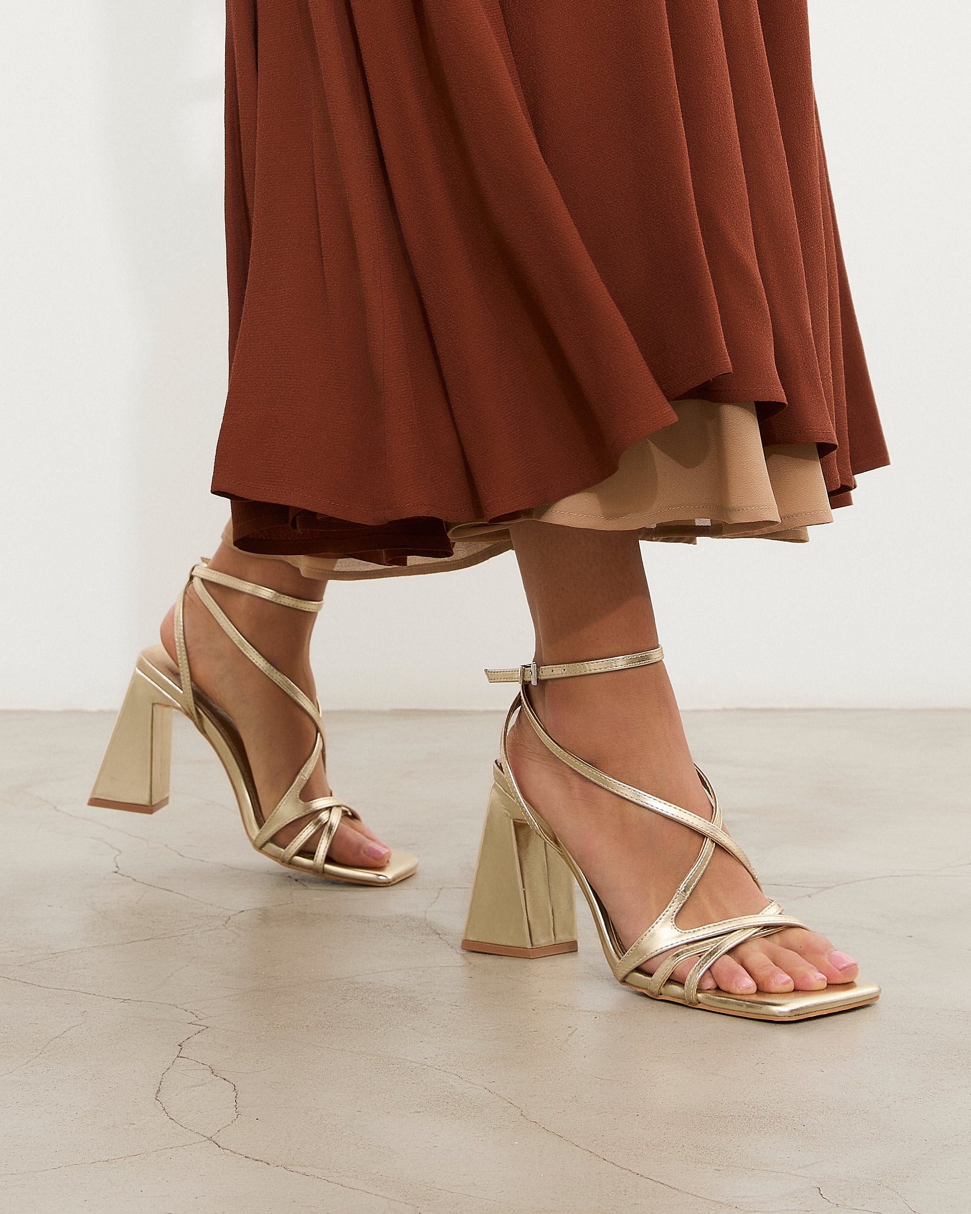 MIM Sandalia de tacón Jan Dorado