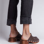 MIM Sandalia de tacón LEVI MARRON