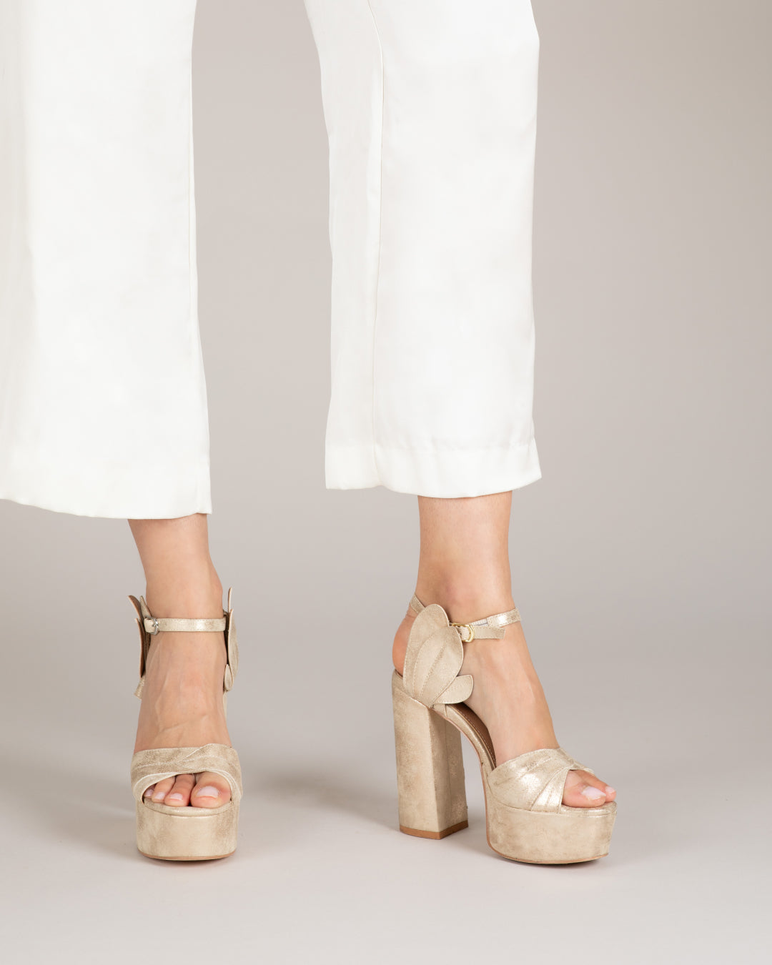 MIM Sandalia de tacón MILOS DORADO