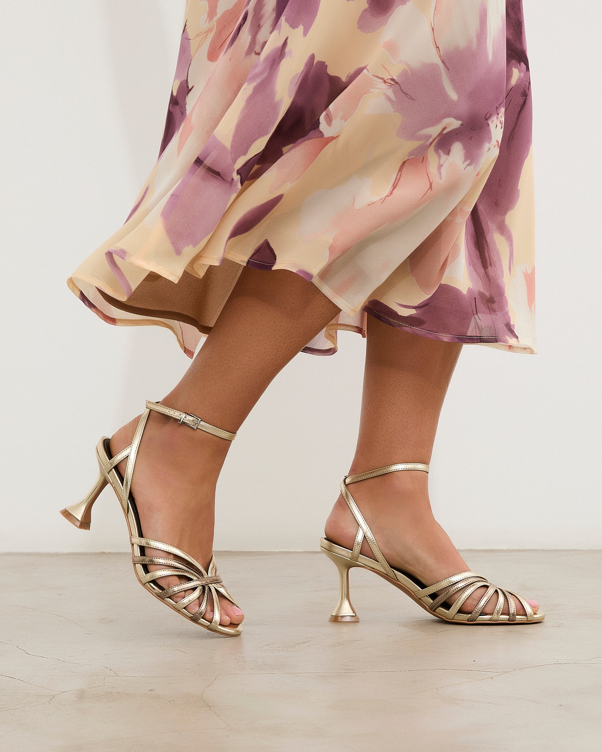 MIM Sandalia de tacón Nao Dorado