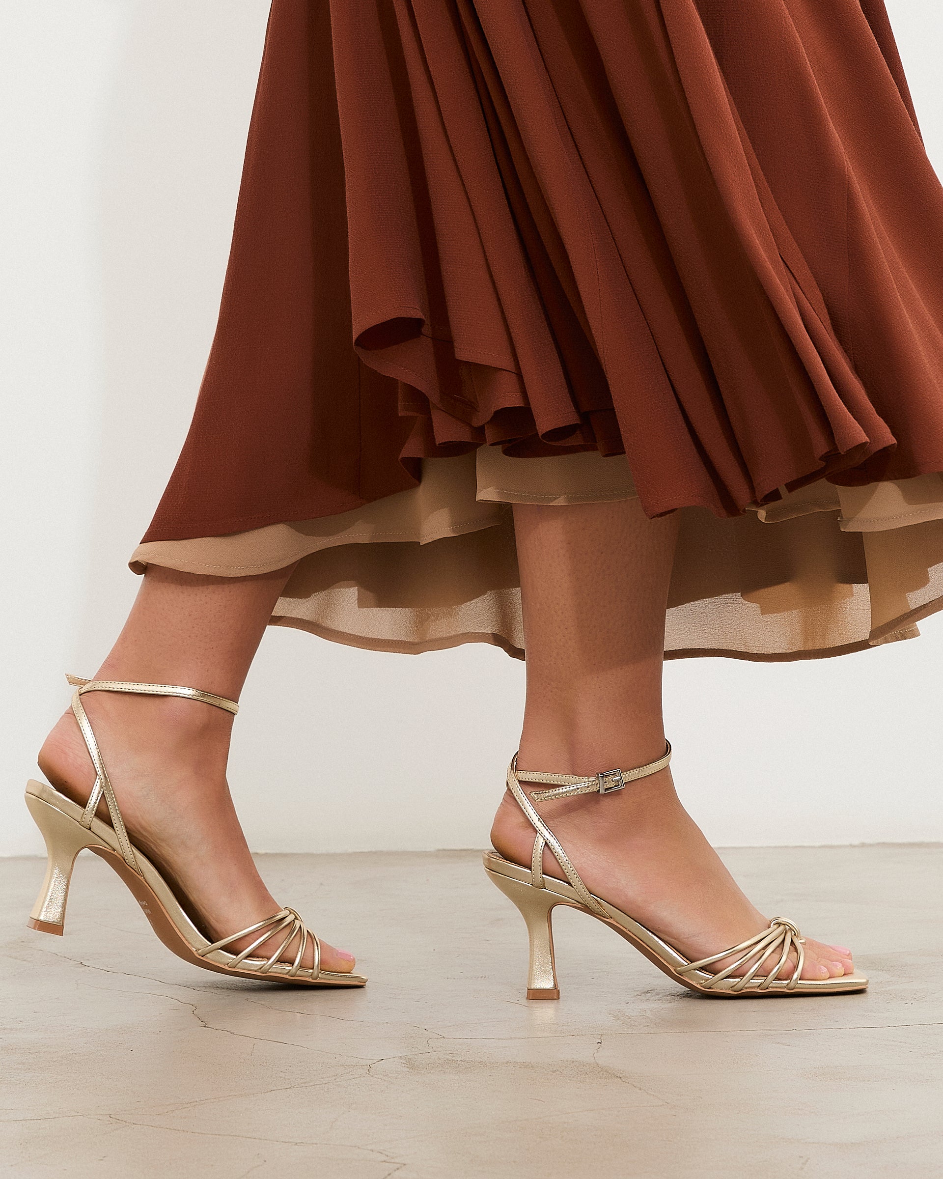 MIM Sandalia de tacón Pao Dorado