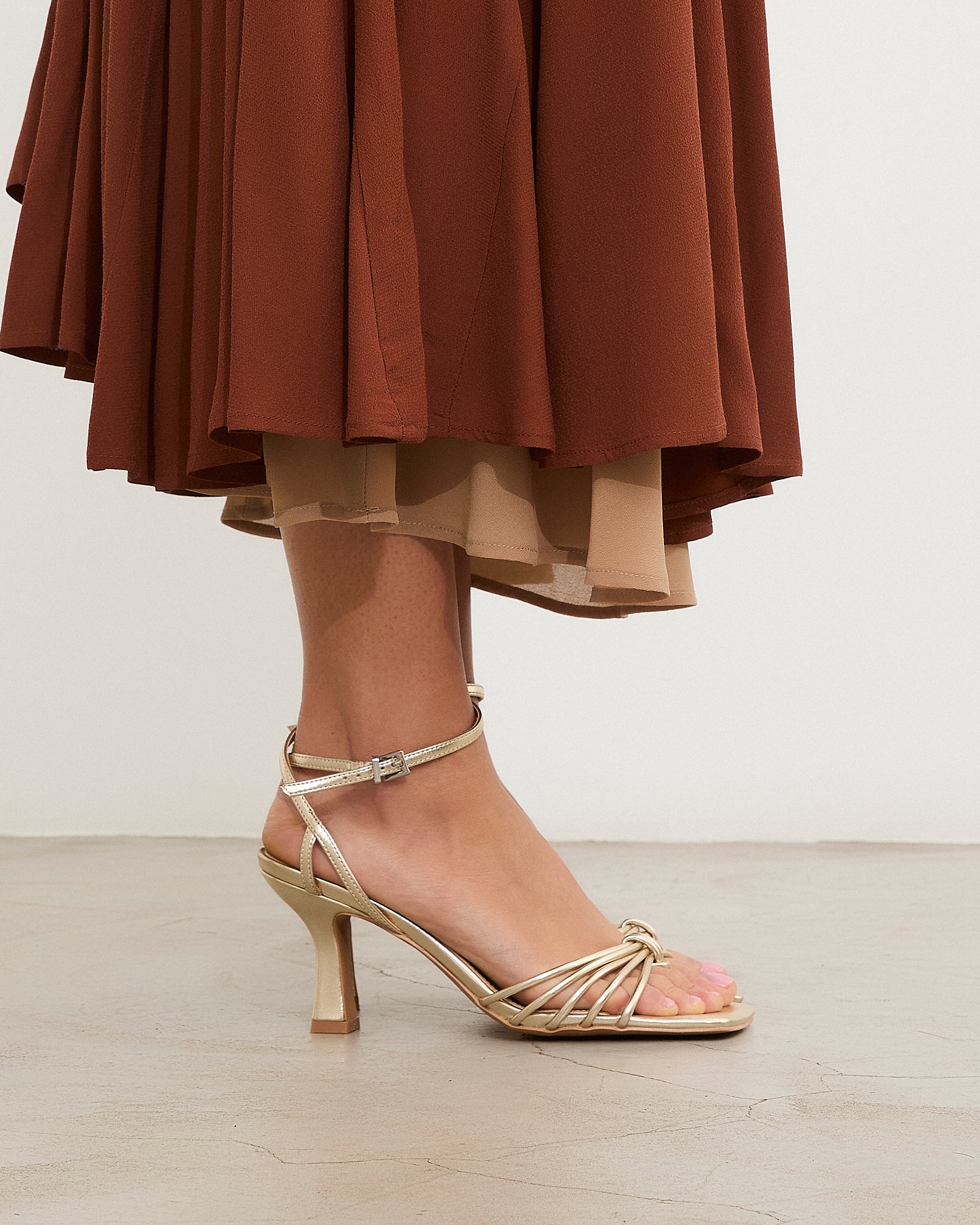 MIM Sandalia de tacón Pao Dorado