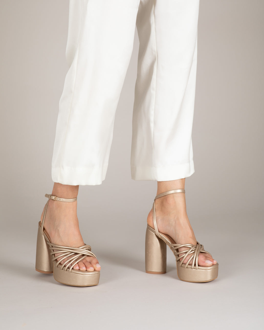 MIM Sandalia de tacón TIM DORADO