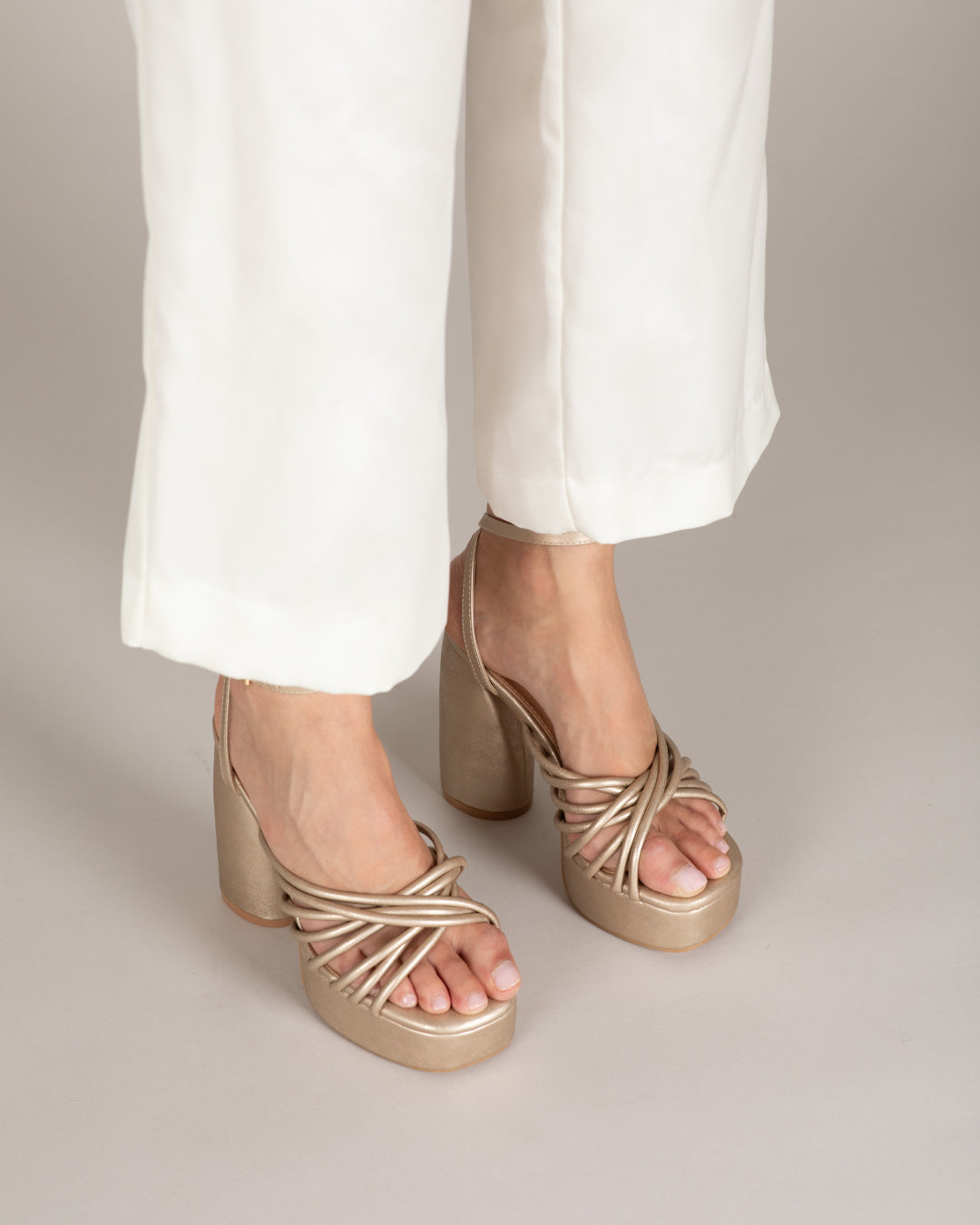 MIM Sandalia de tacón TIM DORADO