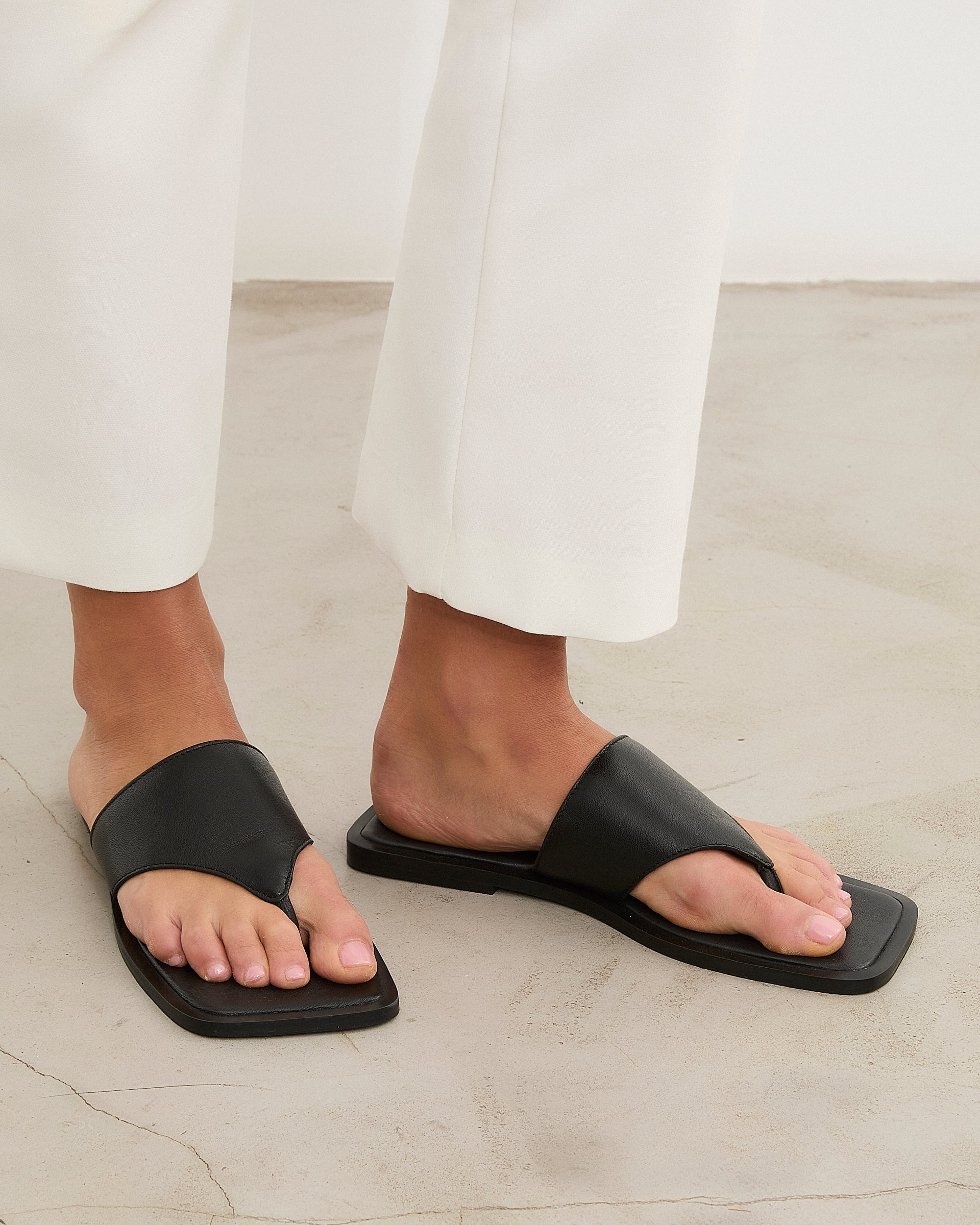 MIM Sandalia plana Horsie Negro