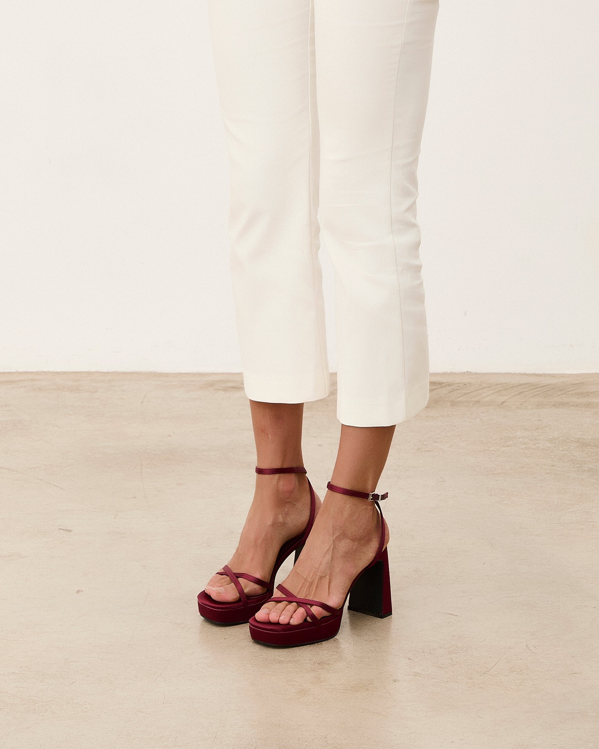 Mim shoes Sandalia de tacón GRETA BURDEOS SATIN