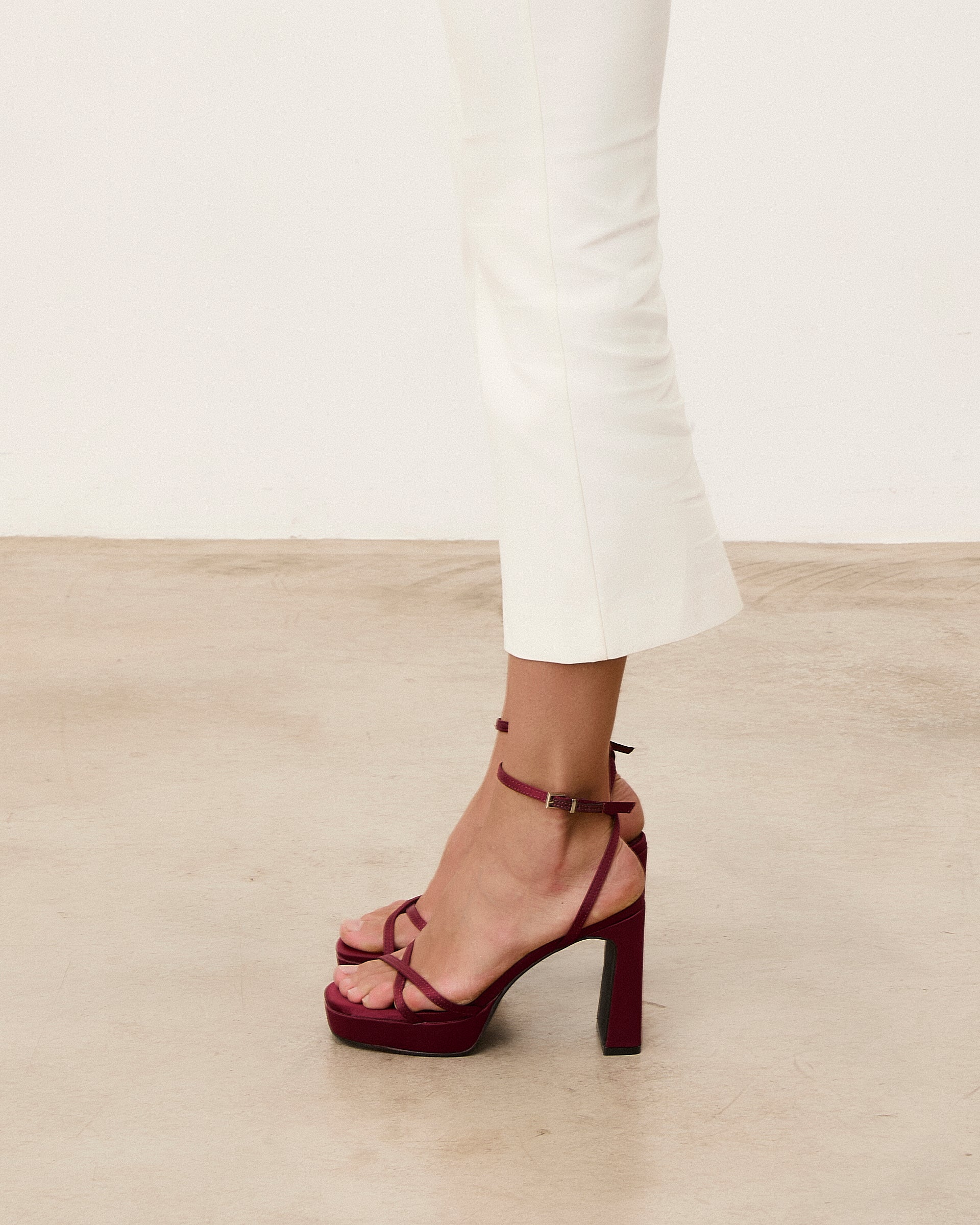 Mim shoes Sandalia de tacón GRETA BURDEOS SATIN