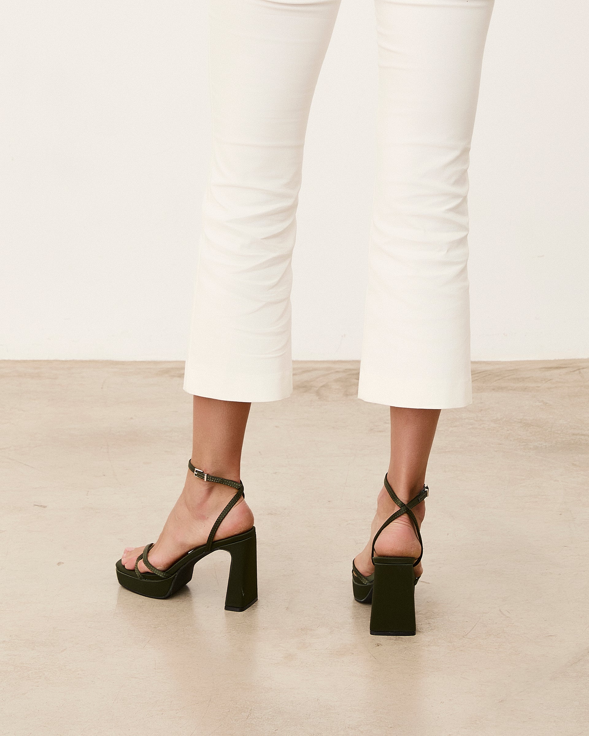 Mim shoes Sandalia de tacón GRETA OLIVA SATIN