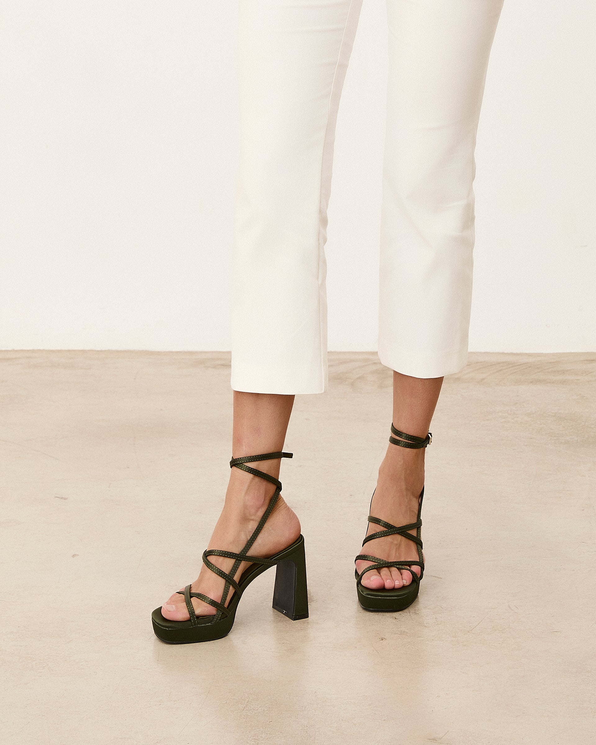 Mim shoes Sandalia de tacón NORI OLIVA SATIN