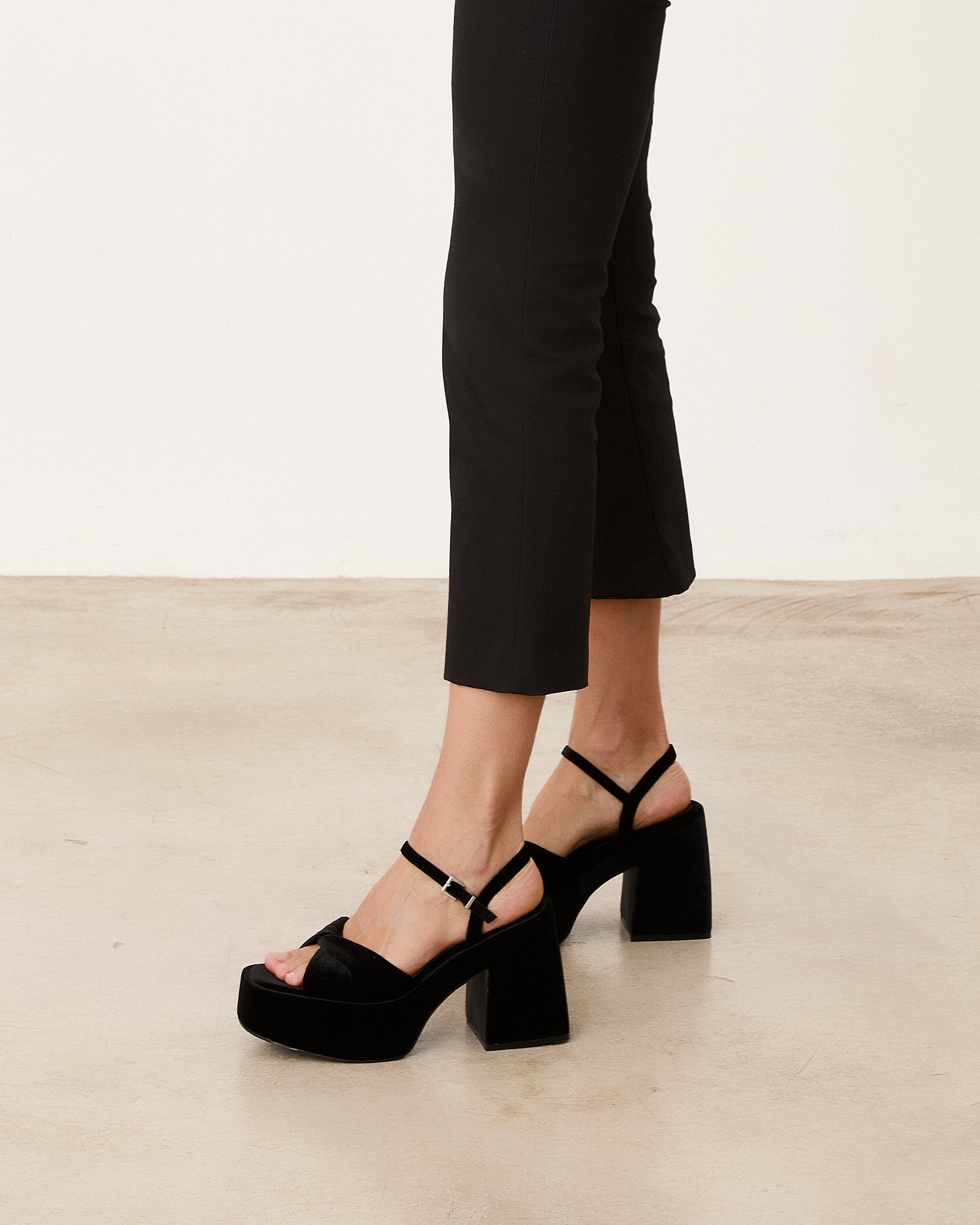 Mim shoes Sandalia de tacón TODIE NEGRO VELVET